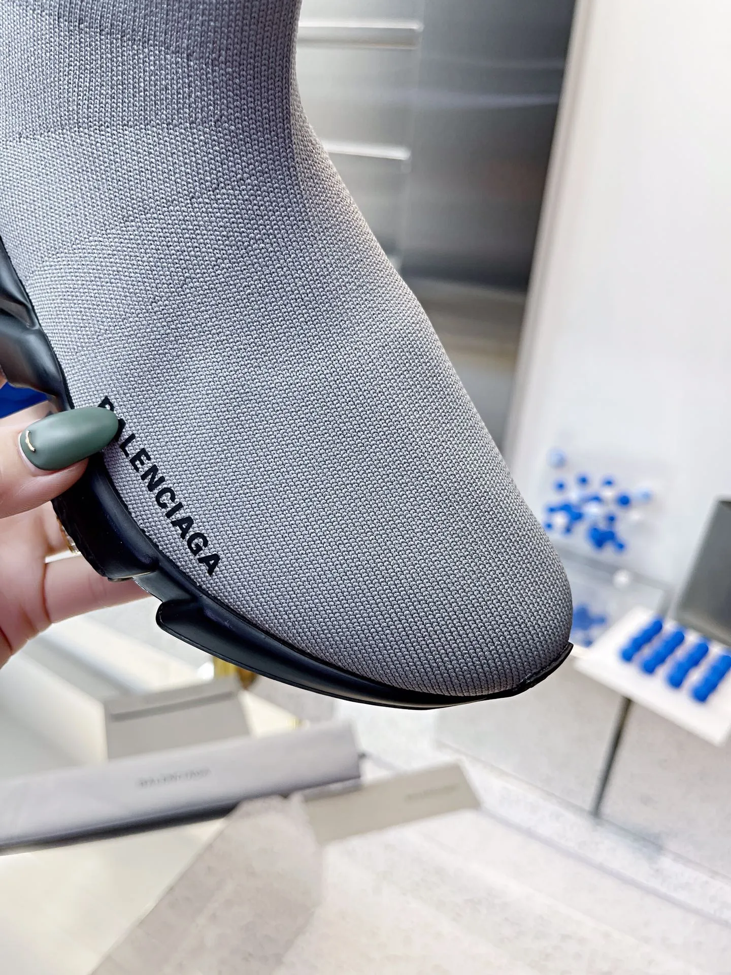 👟👟Ex-factory price 400👟👟 Balenciaga classic sock boots, originally produced by the factory, purchasing agent level. The latest original outsole mold, (TPU ten-vacuum outsole, the highest version on the market, please do not compare prices with TPR outsole, don’t bother if you don’t know the product) The black, white and red three-color vacuum sole shows high-end luxury. •Upper: elastic fly weave double-layer composite gold wire high-elastic knitted mesh cotton •Inner lining: imported double-sided velvet, which is comfortable and resilient to shape •Insole: original imported terry cloth, breathable but not fading •Sole: TPU ten-vacuum outsole (to eliminate pores) •Packaging: full set of packaging (certificate, invoice, cloth bag, handbag) •Size: 34-45 standard code (34, 45, 46.47 can be customized and are not returnable)